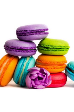 Pasta macaron veya izole beyaz, renkli Badem Çerezler, pastel renkler, Menekşe bahar çiçekleri acıbadem kurabiyesi. Metin için yer kopyalayın.