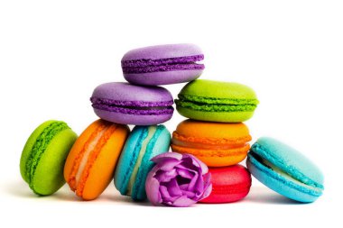 Pasta macaron veya izole beyaz, renkli Badem Çerezler, pastel renkler, Menekşe bahar çiçekleri acıbadem kurabiyesi. Metin için yer kopyalayın.