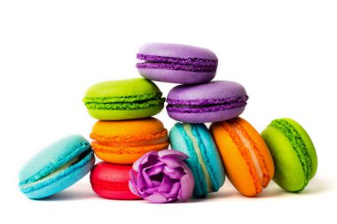 Pasta macaron veya izole beyaz, renkli Badem Çerezler, pastel renkler, Menekşe bahar çiçekleri acıbadem kurabiyesi. Metin için yer kopyalayın.
