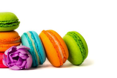 Pasta macaron veya izole beyaz, renkli Badem Çerezler, pastel renkler, Menekşe bahar çiçekleri acıbadem kurabiyesi. Metin için yer kopyalayın.
