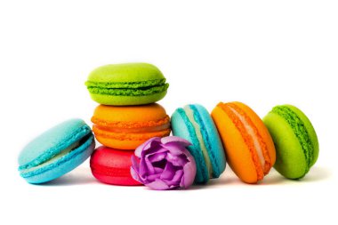 Pasta macaron veya izole beyaz, renkli Badem Çerezler, pastel renkler, Menekşe bahar çiçekleri acıbadem kurabiyesi. Metin için yer kopyalayın.