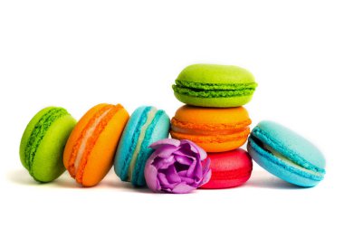 Pasta macaron veya izole beyaz, renkli Badem Çerezler, pastel renkler, Menekşe bahar çiçekleri acıbadem kurabiyesi. Metin için yer kopyalayın.