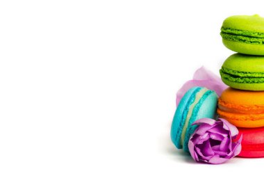 Pasta macaron veya izole beyaz, renkli Badem Çerezler, pastel renkler, Menekşe bahar çiçekleri acıbadem kurabiyesi. Metin için yer kopyalayın.