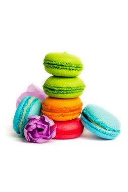 Pasta macaron veya izole beyaz, renkli Badem Çerezler, pastel renkler, Menekşe bahar çiçekleri acıbadem kurabiyesi. Metin için yer kopyalayın.