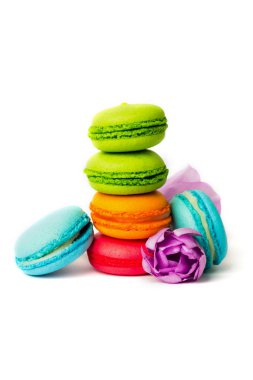 Pasta macaron veya izole beyaz, renkli Badem Çerezler, pastel renkler, Menekşe bahar çiçekleri acıbadem kurabiyesi. Metin için yer kopyalayın.