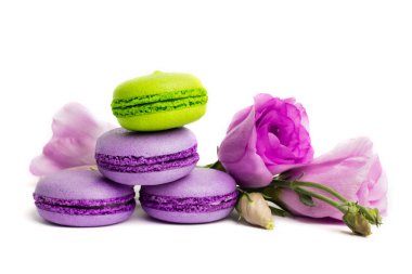Pasta macaron veya izole beyaz, renkli Badem Çerezler, pastel renkler, Menekşe bahar çiçekleri acıbadem kurabiyesi. Metin için yer kopyalayın.