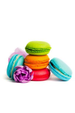 Pasta macaron veya izole beyaz, renkli Badem Çerezler, pastel renkler, Menekşe bahar çiçekleri acıbadem kurabiyesi. Metin için yer kopyalayın.