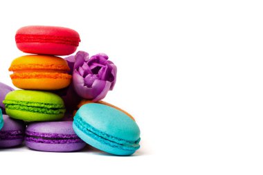 Pasta macaron veya izole beyaz, renkli Badem Çerezler, pastel renkler, Menekşe bahar çiçekleri acıbadem kurabiyesi. Metin için yer kopyalayın.
