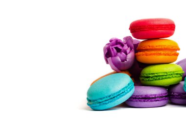 Pasta macaron veya izole beyaz, renkli Badem Çerezler, pastel renkler, Menekşe bahar çiçekleri acıbadem kurabiyesi. Metin için yer kopyalayın.