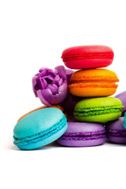 Pasta macaron veya izole beyaz, renkli Badem Çerezler, pastel renkler, Menekşe bahar çiçekleri acıbadem kurabiyesi. Metin için yer kopyalayın.