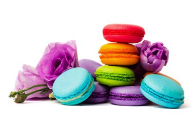Pasta macaron veya izole beyaz, renkli Badem Çerezler, pastel renkler, Menekşe bahar çiçekleri acıbadem kurabiyesi. Metin için yer kopyalayın.
