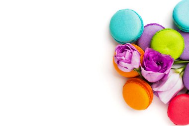 Pasta macaron veya izole beyaz, renkli Badem Çerezler, pastel renkler, Menekşe bahar çiçekleri acıbadem kurabiyesi. Metin için yer kopyalayın. Üstten Görünüm.