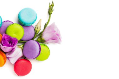 Pasta macaron veya izole beyaz, renkli Badem Çerezler, pastel renkler, Menekşe bahar çiçekleri acıbadem kurabiyesi. Metin için yer kopyalayın. Üstten Görünüm.