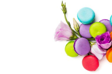 Pasta macaron veya izole beyaz, renkli Badem Çerezler, pastel renkler, Menekşe bahar çiçekleri acıbadem kurabiyesi. Metin için yer kopyalayın. Üstten Görünüm.