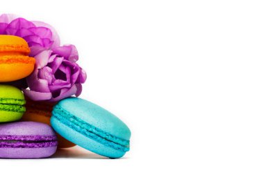 Pasta macaron veya izole beyaz, renkli Badem Çerezler, pastel renkler, Menekşe bahar çiçekleri acıbadem kurabiyesi. Metin için yer kopyalayın.