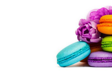 Pasta macaron veya izole beyaz, renkli Badem Çerezler, pastel renkler, Menekşe bahar çiçekleri acıbadem kurabiyesi. Metin için yer kopyalayın.