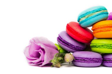 Pasta macaron veya izole beyaz, renkli Badem Çerezler, pastel renkler, Menekşe bahar çiçekleri acıbadem kurabiyesi. Metin için yer kopyalayın.