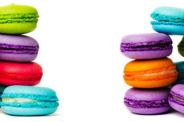 Pasta macaron veya izole beyaz, renkli Badem Çerezler, pastel renkler, Menekşe bahar çiçekleri acıbadem kurabiyesi. Metin için yer kopyalayın.