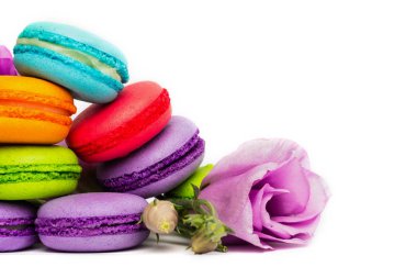 Pasta macaron veya izole beyaz, renkli Badem Çerezler, pastel renkler, Menekşe bahar çiçekleri acıbadem kurabiyesi. Metin için yer kopyalayın.