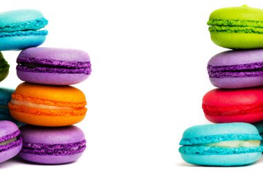 Pasta macaron veya izole beyaz, renkli Badem Çerezler, pastel renkler, Menekşe bahar çiçekleri acıbadem kurabiyesi. Metin için yer kopyalayın.