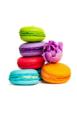 Pasta macaron veya izole beyaz, renkli Badem Çerezler, pastel renkler, Menekşe bahar çiçekleri acıbadem kurabiyesi. Metin için yer kopyalayın.