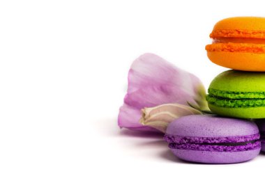 Pasta macaron veya izole beyaz, renkli Badem Çerezler, pastel renkler, Menekşe bahar çiçekleri acıbadem kurabiyesi. Metin için yer kopyalayın.