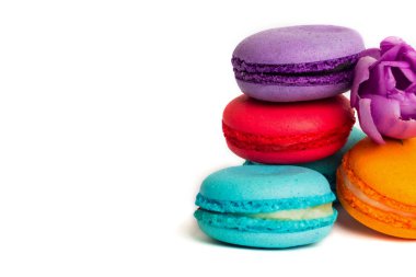 Pasta macaron veya izole beyaz, renkli Badem Çerezler, pastel renkler, Menekşe bahar çiçekleri acıbadem kurabiyesi. Metin için yer kopyalayın.
