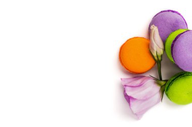 Pasta macaron veya izole beyaz, renkli Badem Çerezler, pastel renkler, Menekşe bahar çiçekleri acıbadem kurabiyesi. Metin için yer kopyalayın. Üstten Görünüm.