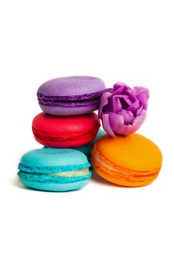 Pasta macaron veya izole beyaz, renkli Badem Çerezler, pastel renkler, Menekşe bahar çiçekleri acıbadem kurabiyesi. Metin için yer kopyalayın.