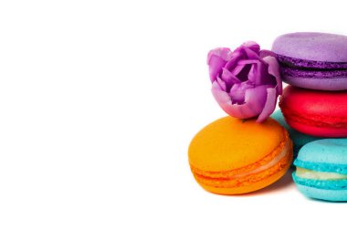 Pasta macaron veya izole beyaz, renkli Badem Çerezler, pastel renkler, Menekşe bahar çiçekleri acıbadem kurabiyesi. Metin için yer kopyalayın.