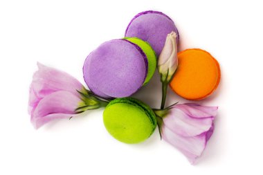 Pasta macaron veya izole beyaz, renkli Badem Çerezler, pastel renkler, Menekşe bahar çiçekleri acıbadem kurabiyesi. Metin için yer kopyalayın. Üstten Görünüm.