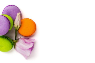 Pasta macaron veya izole beyaz, renkli Badem Çerezler, pastel renkler, Menekşe bahar çiçekleri acıbadem kurabiyesi. Metin için yer kopyalayın. Üstten Görünüm.