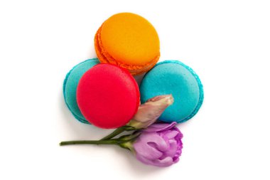 Pasta macaron veya izole beyaz, renkli Badem Çerezler, pastel renkler, Menekşe bahar çiçekleri acıbadem kurabiyesi. Metin için yer kopyalayın. Üstten Görünüm.