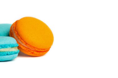Pasta macaron veya beyaz, renkli Badem Çerezler üzerinde pastel renkler izole acıbadem kurabiyesi. Metin için yer kopyalayın.