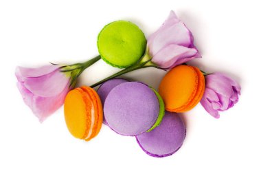Pasta macaron veya izole beyaz, renkli Badem Çerezler, pastel renkler, Menekşe bahar çiçekleri acıbadem kurabiyesi. Metin için yer kopyalayın. Üstten Görünüm.