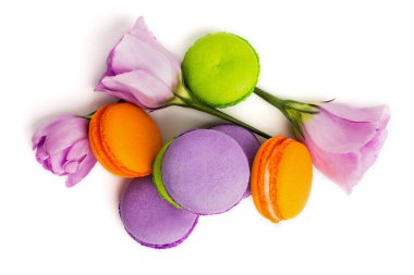 Pasta macaron veya izole beyaz, renkli Badem Çerezler, pastel renkler, Menekşe bahar çiçekleri acıbadem kurabiyesi. Metin için yer kopyalayın. Üstten Görünüm.