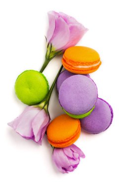 Pasta macaron veya izole beyaz, renkli Badem Çerezler, pastel renkler, Menekşe bahar çiçekleri acıbadem kurabiyesi. Metin için yer kopyalayın. Üstten Görünüm.