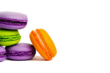 Pasta macaron veya beyaz, renkli Badem Çerezler üzerinde pastel renkler izole acıbadem kurabiyesi. Metin için yer kopyalayın. 