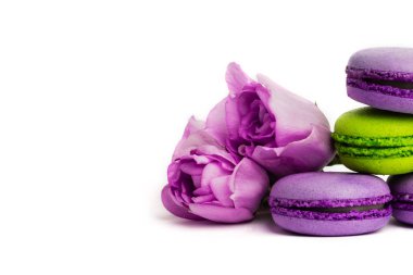 Pasta macaron veya izole beyaz, renkli Badem Çerezler, pastel renkler, Menekşe bahar çiçekleri acıbadem kurabiyesi. Metin için yer kopyalayın.