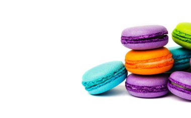 Pasta macaron veya beyaz, renkli Badem Çerezler üzerinde pastel renkler izole acıbadem kurabiyesi. Metin için yer kopyalayın. 
