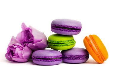 Pasta macaron veya izole beyaz, renkli Badem Çerezler, pastel renkler, Menekşe bahar çiçekleri acıbadem kurabiyesi. Metin için yer kopyalayın.