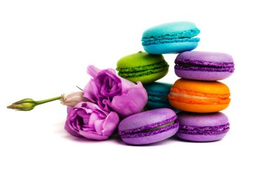Pasta macaron veya izole beyaz, renkli Badem Çerezler, pastel renkler, Menekşe bahar çiçekleri acıbadem kurabiyesi. Metin için yer kopyalayın.