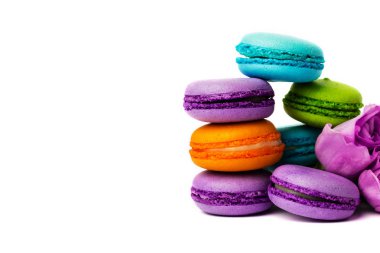 Pasta macaron veya izole beyaz, renkli Badem Çerezler, pastel renkler, Menekşe bahar çiçekleri acıbadem kurabiyesi. Metin için yer kopyalayın.