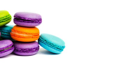 Pasta macaron veya beyaz, renkli Badem Çerezler üzerinde pastel renkler izole acıbadem kurabiyesi. Metin için yer kopyalayın. 