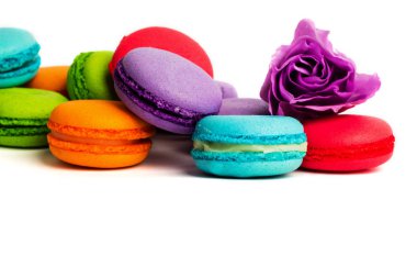 Pasta macaron veya izole beyaz, renkli Badem Çerezler, pastel renkler, Menekşe bahar çiçekleri acıbadem kurabiyesi. Metin için yer kopyalayın.