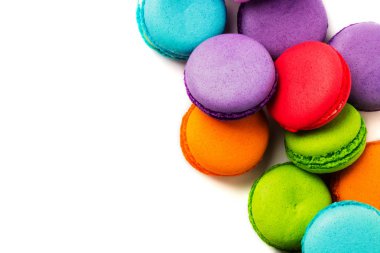 Pasta macaron veya beyaz, renkli Badem Çerezler üzerinde pastel renkler izole acıbadem kurabiyesi. Metin için yer kopyalayın. Üstten Görünüm.