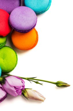 Pasta macaron veya izole beyaz, renkli Badem Çerezler, pastel renkler, Menekşe bahar çiçekleri acıbadem kurabiyesi. Metin için yer kopyalayın. Üstten Görünüm.