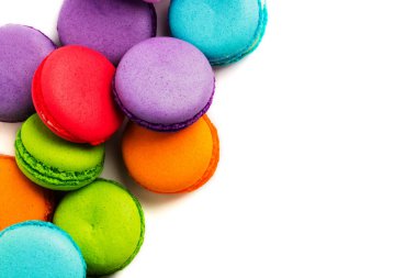 Pasta macaron veya beyaz, renkli Badem Çerezler üzerinde pastel renkler izole acıbadem kurabiyesi. Metin için yer kopyalayın. Üstten Görünüm.