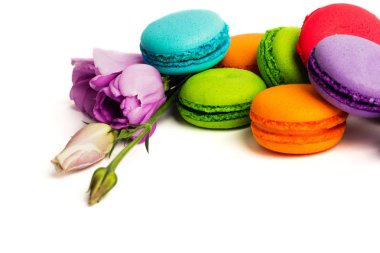 Pasta macaron veya izole beyaz, renkli Badem Çerezler, pastel renkler, Menekşe bahar çiçekleri acıbadem kurabiyesi. Metin için yer kopyalayın. Üstten Görünüm.