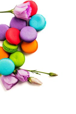 Pasta macaron veya izole beyaz, renkli Badem Çerezler, pastel renkler, Menekşe bahar çiçekleri acıbadem kurabiyesi. Metin için yer kopyalayın. Üstten Görünüm.